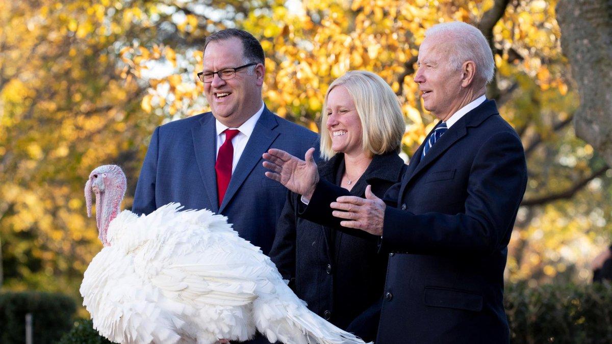 El presidente de EE.UU., Joe Biden (d), perdona dos pavos durante el Día de Acción de Gracias en la Casa Blanca, en Washington (EE.UU.).