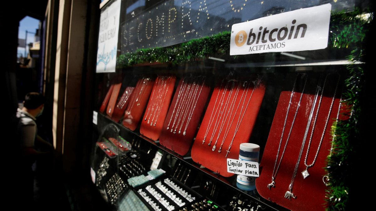 Vista de un negocio que recibe pagos en criptomonedas en San Salvador, en una fotografía de archivo.