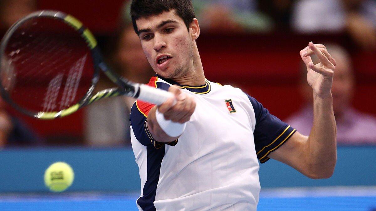 Carlos Alcaraz, tenista español, será baja ante Ecuador por la COVID-19.