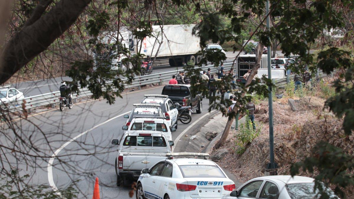 El cadáver de un joven fue encontrado en la Vía a la Costa cerca al Panteón Metropolitano presuntamente baleado Agencia (ag-extra)