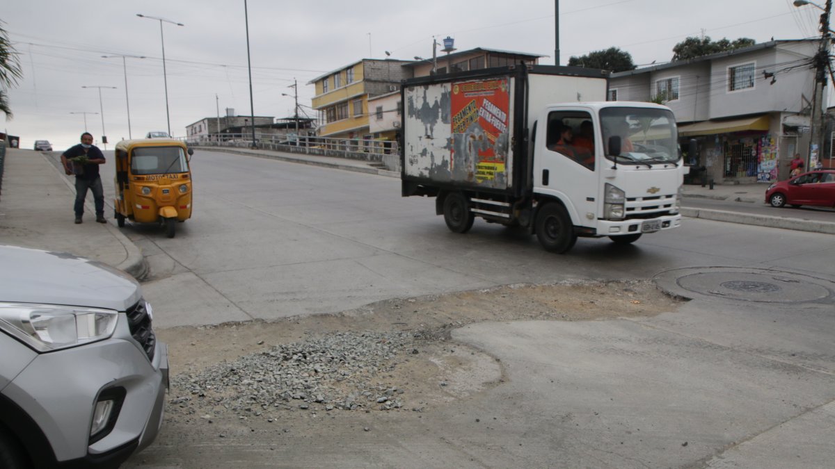 Problema. Vecinos se quejaron de los daños incluso en vías de concreto.