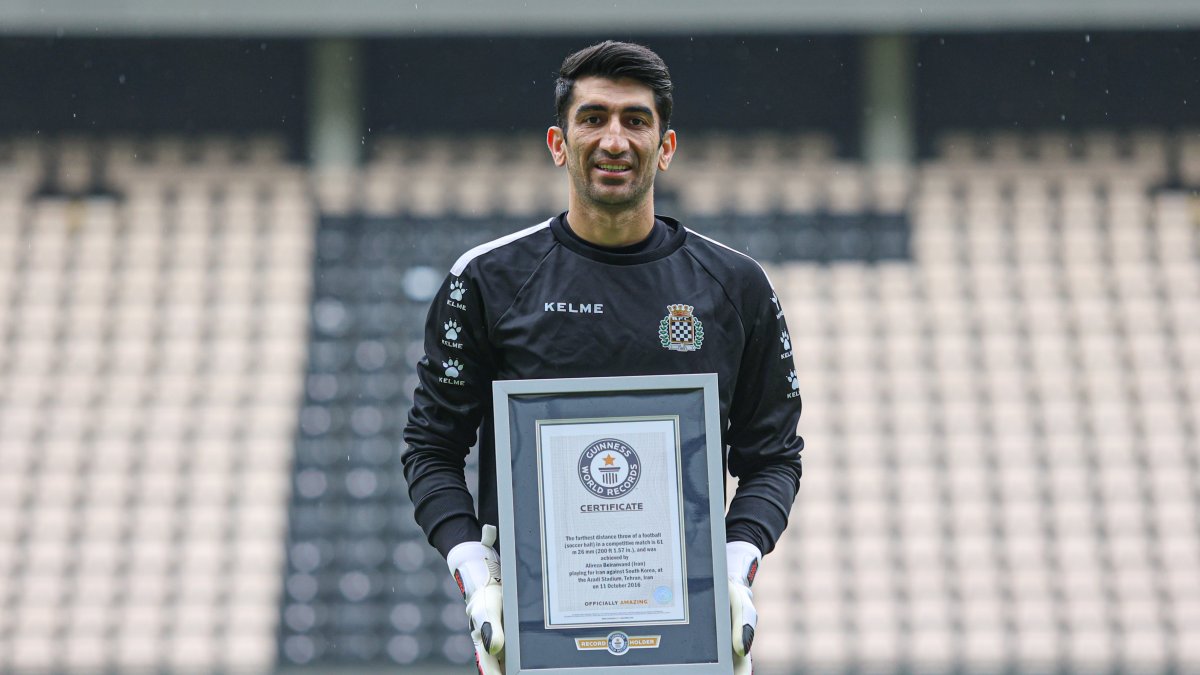 El guardameta Alireza Safar Beiranvand con el reconocimiento por el récord Guinnes