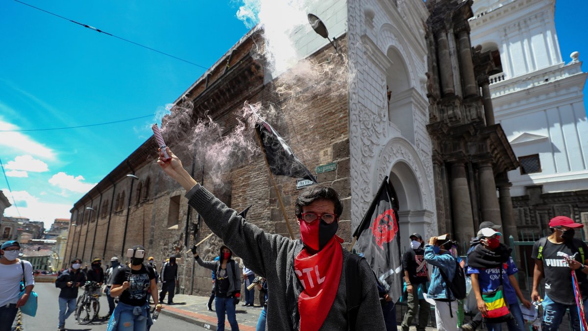 Estudiantes participan de una manifestación pacífica en Quito (Ecuador), en una fotografía de archivo.