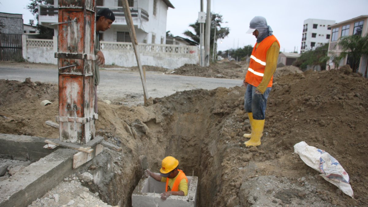 La obra. Los residentes piden acelerar las labores para evitar inconvenientes en la temporada playera próxima.