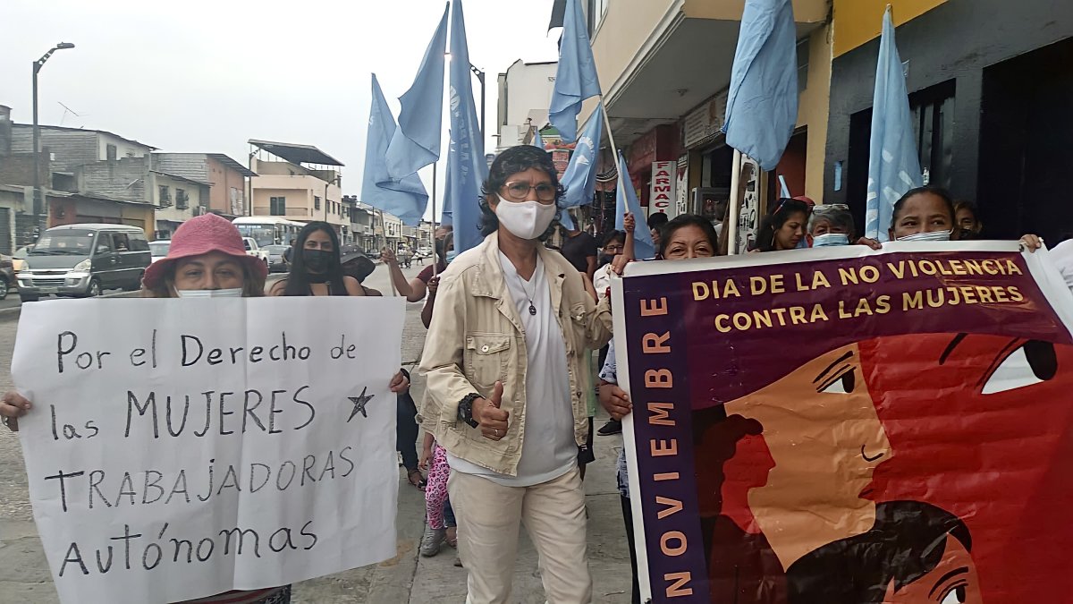 En el suburbio de Guayaquil se convocaron organizaciones de mujeres.