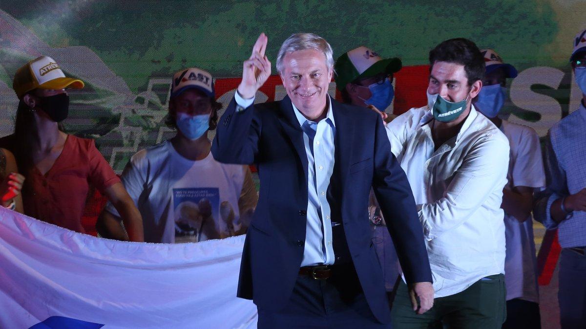 El candidato presidencial del Partido Republicano, José Antonio Kast, espera vencer a su contrincante en la segunda vuelta. ELVIS GONZÁLEZ / EFE