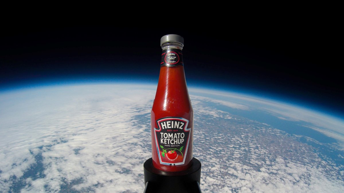 Un montaje donde aparece una botella de la famosa salsa de tomate 