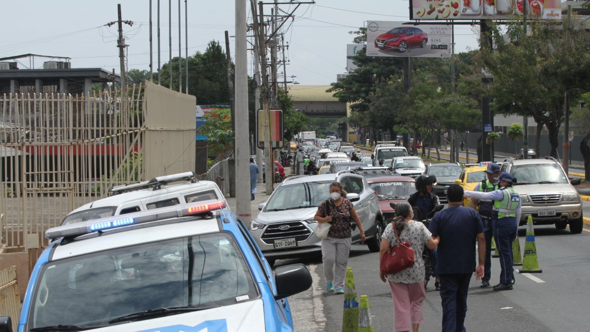 Supermercado. Las ofertas del supermercado Coral que está en la Carlos Julio Arosemena generaron un embotellamiento ayer de más de dos kilómetros.