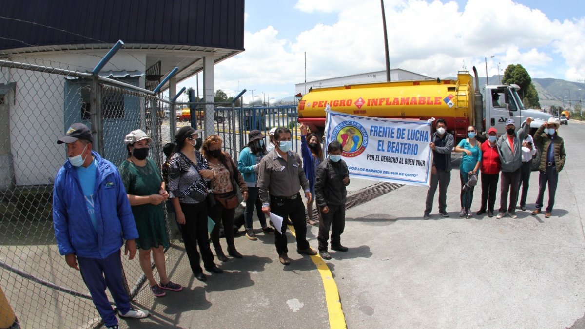 Plantón. Los habitantes de El Beaterio expresaron su preocupación por la existencia de una planta de petróleo que se encuentra cerca de sus casas.