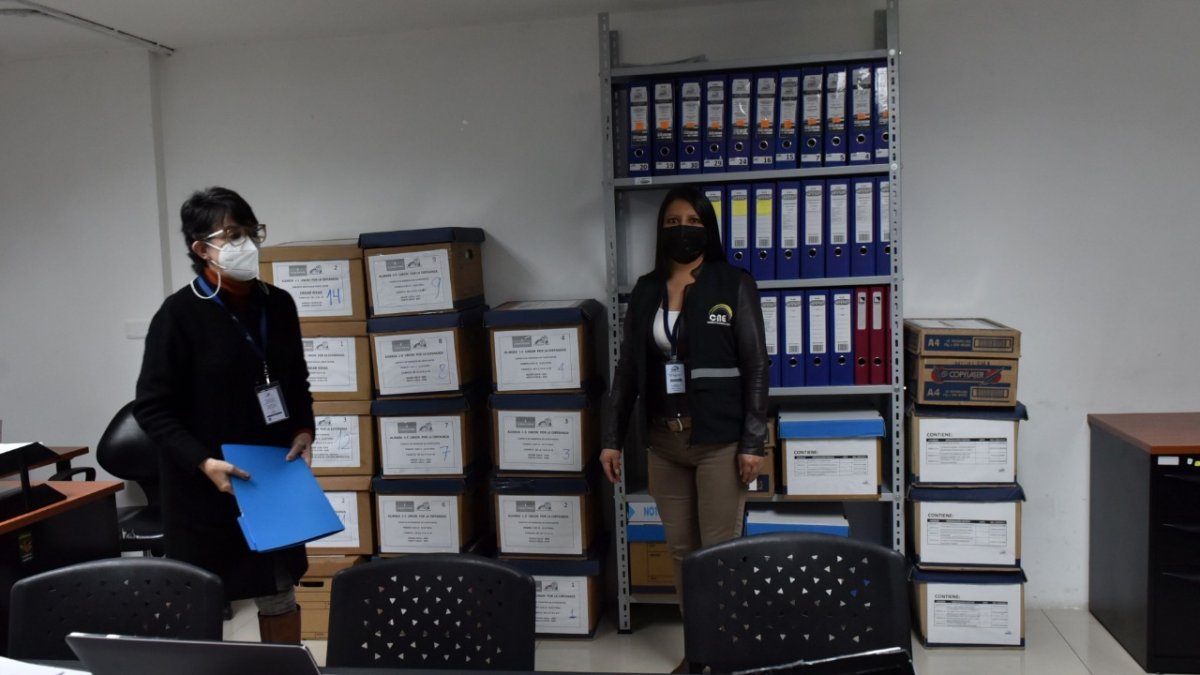 Revisión. La Unidad de Fiscalización del CNE tiene varias cajas con expedientes para la revisión de aportes y gastos de campaña.