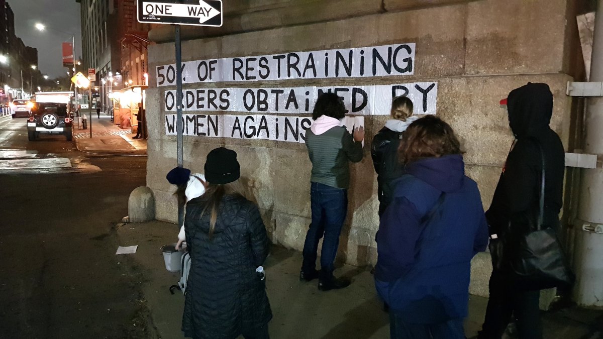 Los carteles están en sitios concurridos como las escaleras del Tiovivo de Jane, en el barrio de Dumbo.