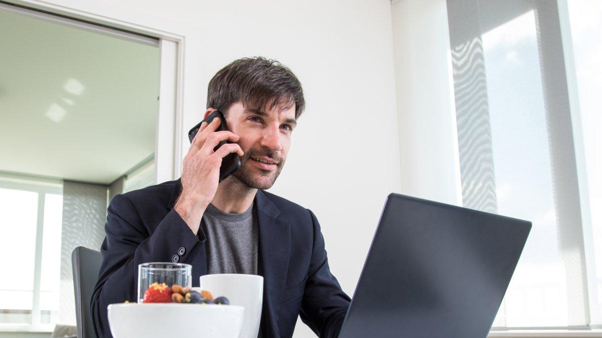 Un yogur con nueces y frutas es fácil de preparar y nutritivo.