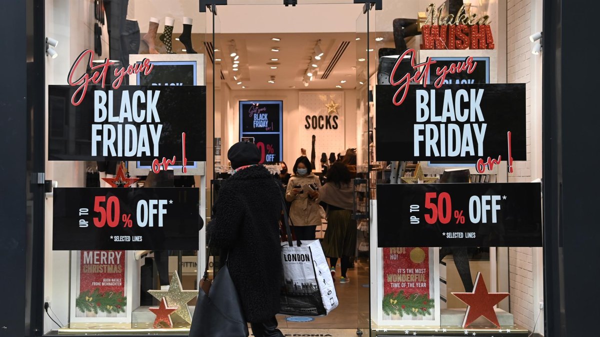 Carteles que anuncian el Black Friday.