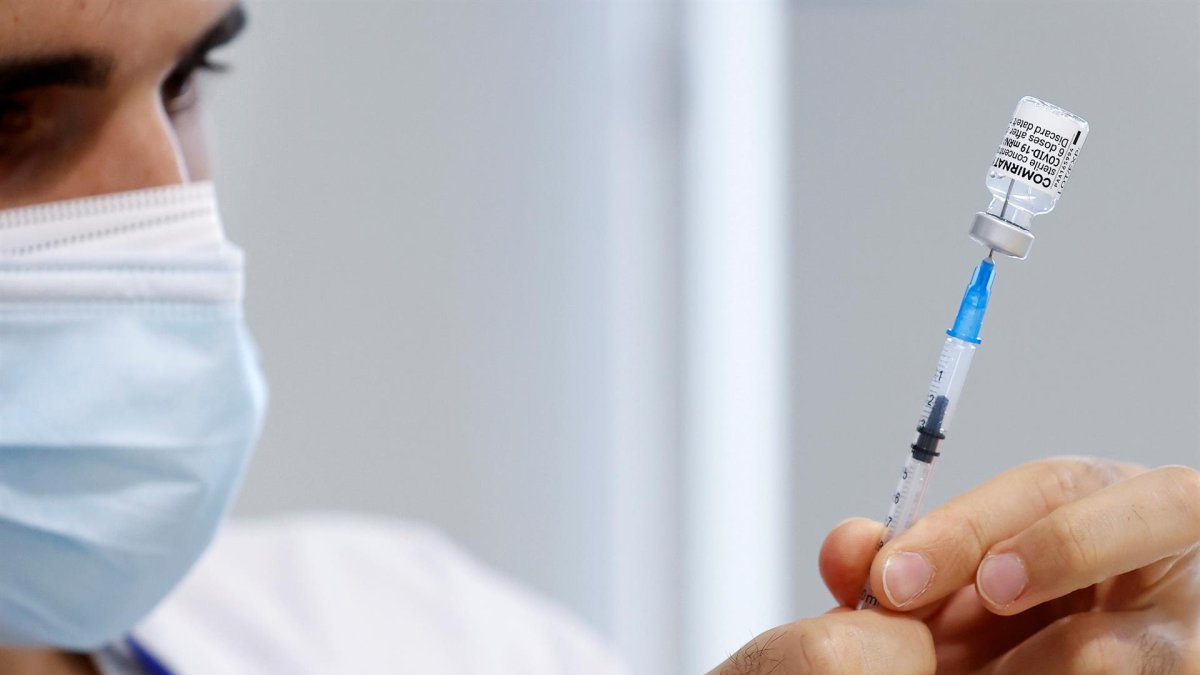 Un sanitario prepara una dosis de una vacuna contra la covid-19, en una imagen de archivo.