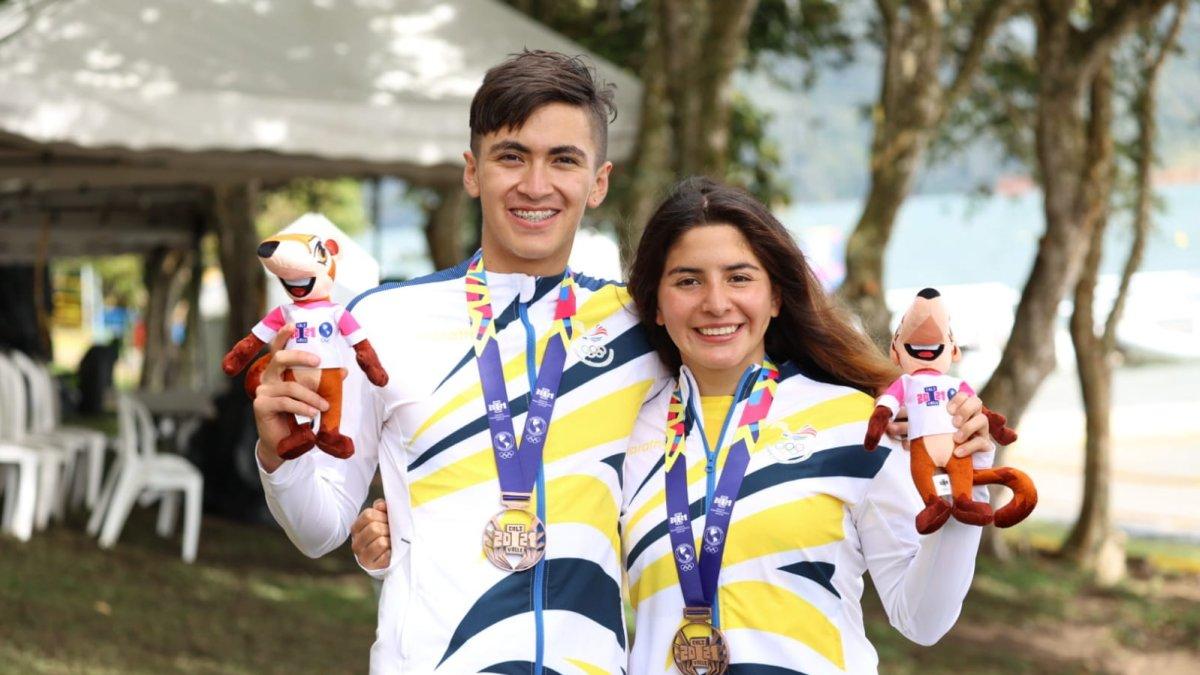 Podio. Xavier Criollo y Paula Vega muestran sus medallas de bronce.