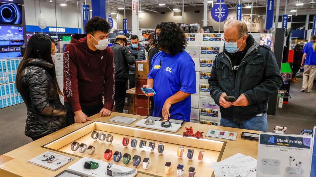 Compradores asisten a una tienda de electrodomésticos y equipos electrónicos durante 