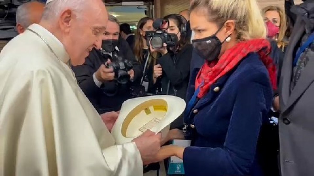 Como presente, la prefecta del Guayas le entregó al papa Francisco un sombrero de paja toquilla.