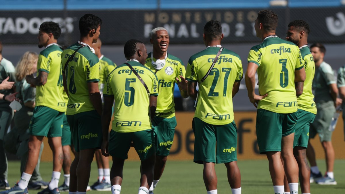Jugadores de Palmeiras hablan en el campo durante su visita al estadio Centenario en Montevideo (Uruguay) previo a la final de la Libertadores.