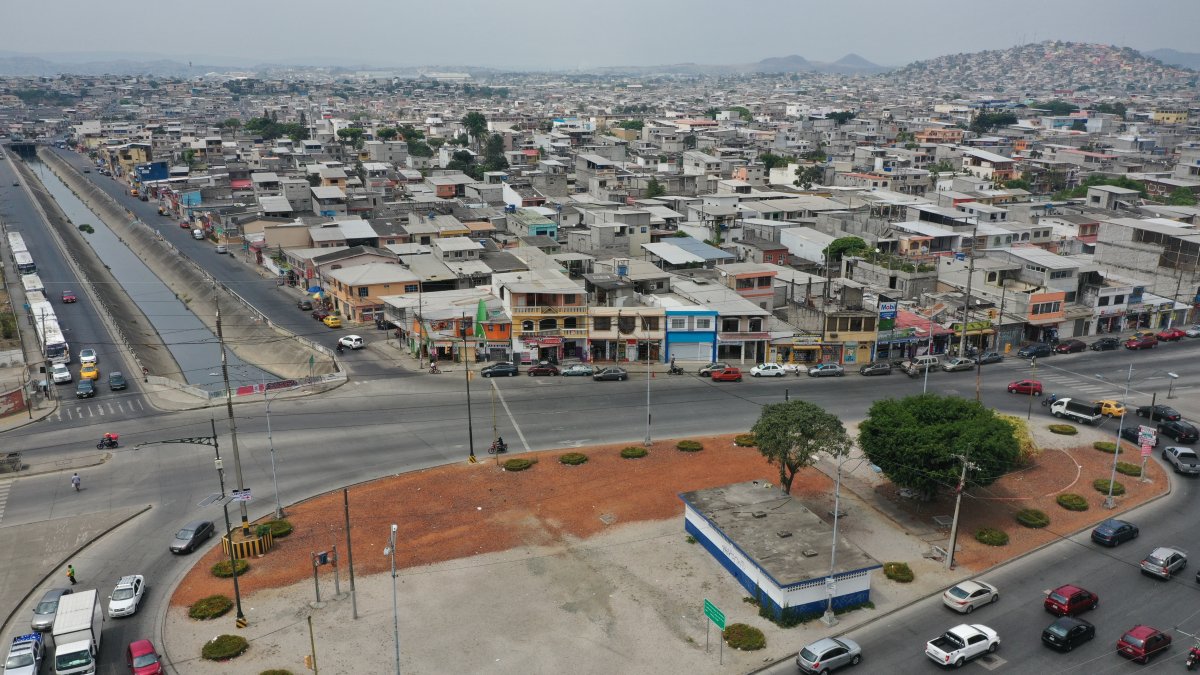 Canal. Las Orquídeas está separada por dos canales de agua, que en los últimos días han sido atendidos para el desalojo de basura.