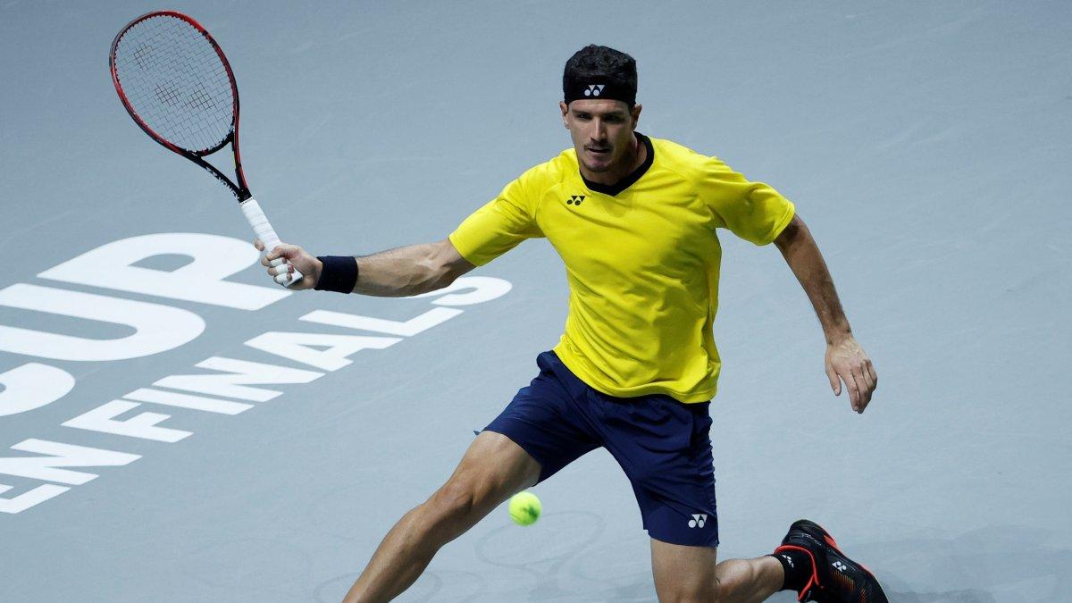 Emilio Gómez devuelve la bola al español Pablo Carreño en partido correspondiente a la eliminatoria de la fase final de la Copa Davis de tenis, entre España y Ecuador, este viernes en el Madrid Arena.
