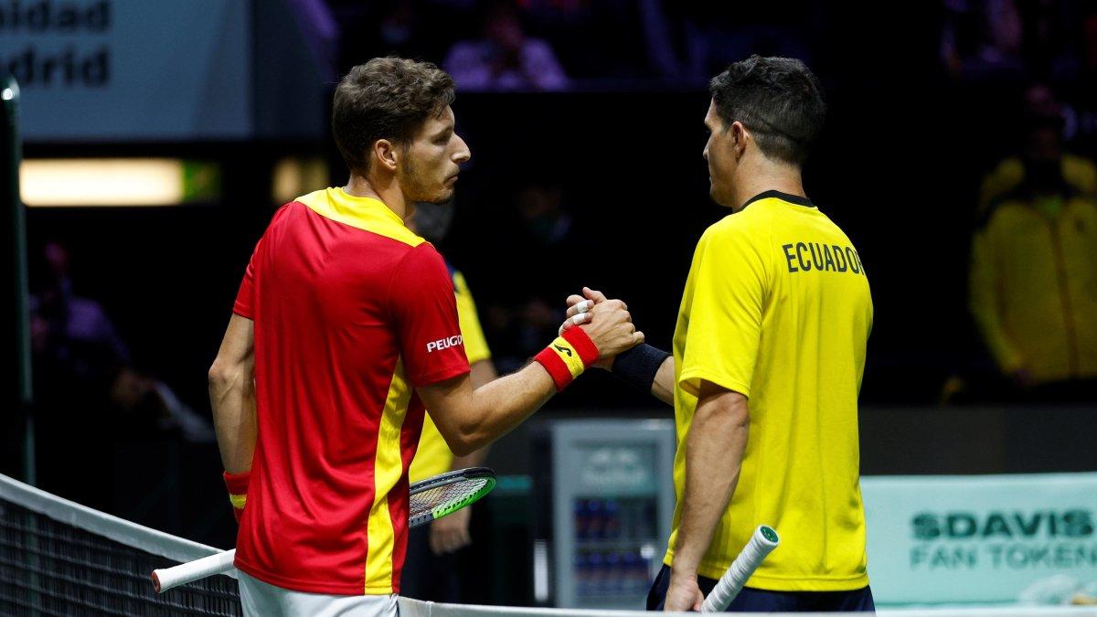 Pablo Carreño, jugador español, le da la mano al ecuatoriano Emilio Gómez, tras vencerlo en el duelo del 26 de noviembre.