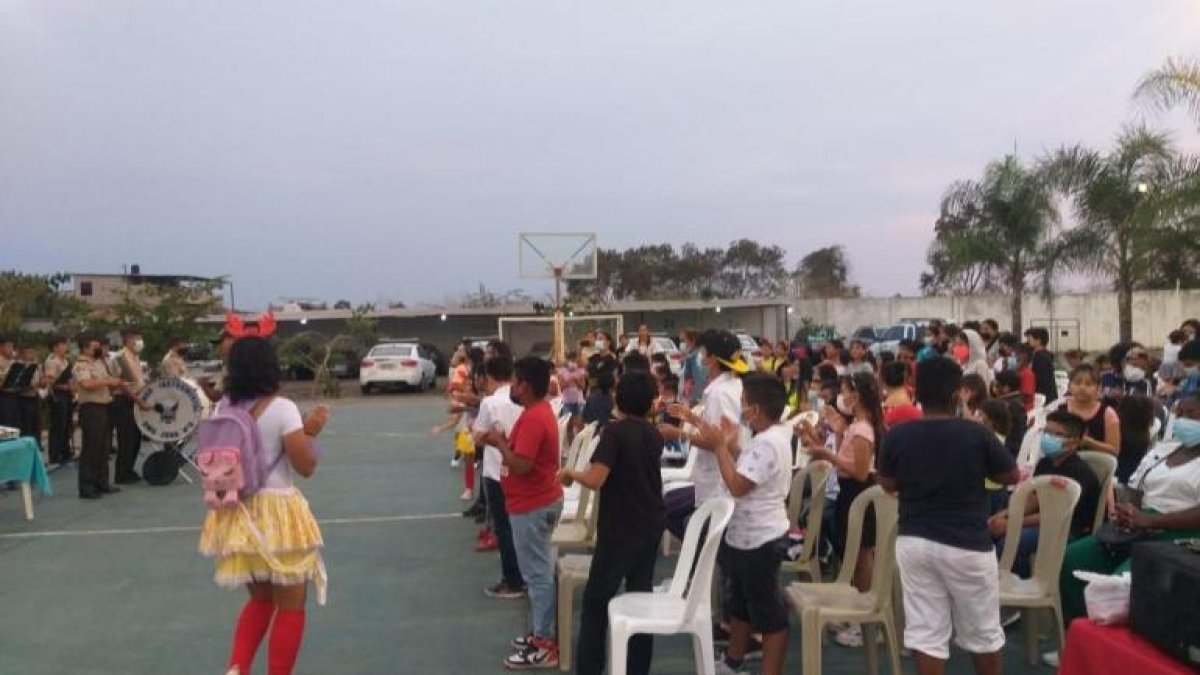 Unos 200 niños y sus padres pasaron una tarde y noche amena con juegos, concursos y el encendido del gigantesco adorno navideño.