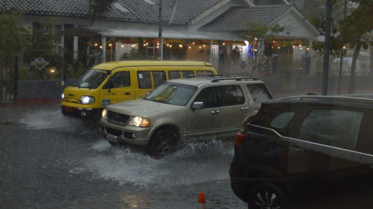 Emergencia. Las calles recordaban a ríos, los truenos eran frecuentes durante al menos una hora.
