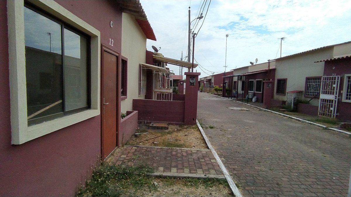 Abandono. Así se observan en estos días las calles internas de Andalucía, con muchas casas sin ocupantes.