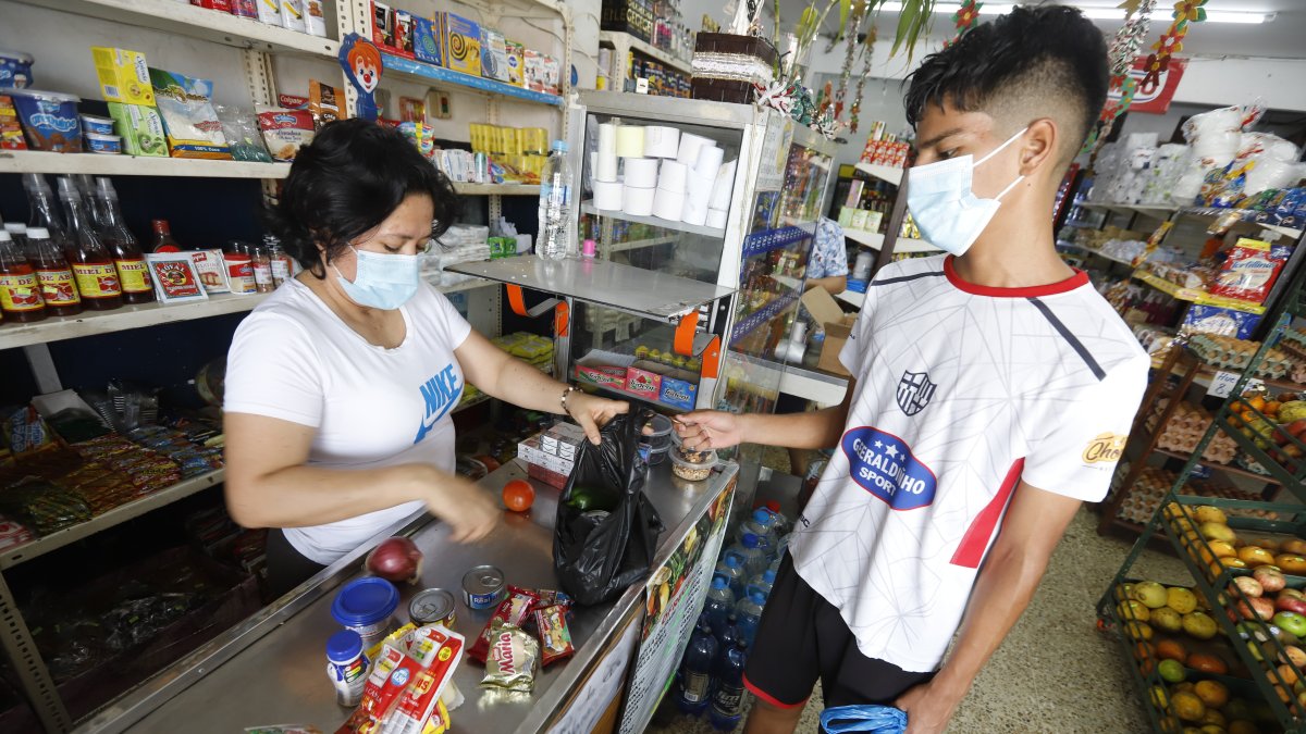 Un cliente adquiere productos en envases pequeños, por ejemplo 4 chorizos por $ 60.)