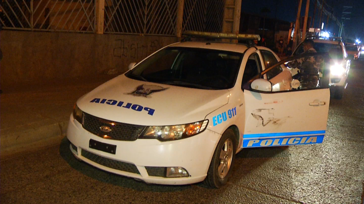 Este patrullero y el vehículo en el que se movilizaban los funcionarios fueron llevados a un canchón.