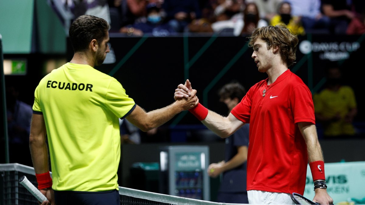Roberto Quiroz (i), de Ecuador, saluda con el ruso Andrey Rublev al término del encuentro.
