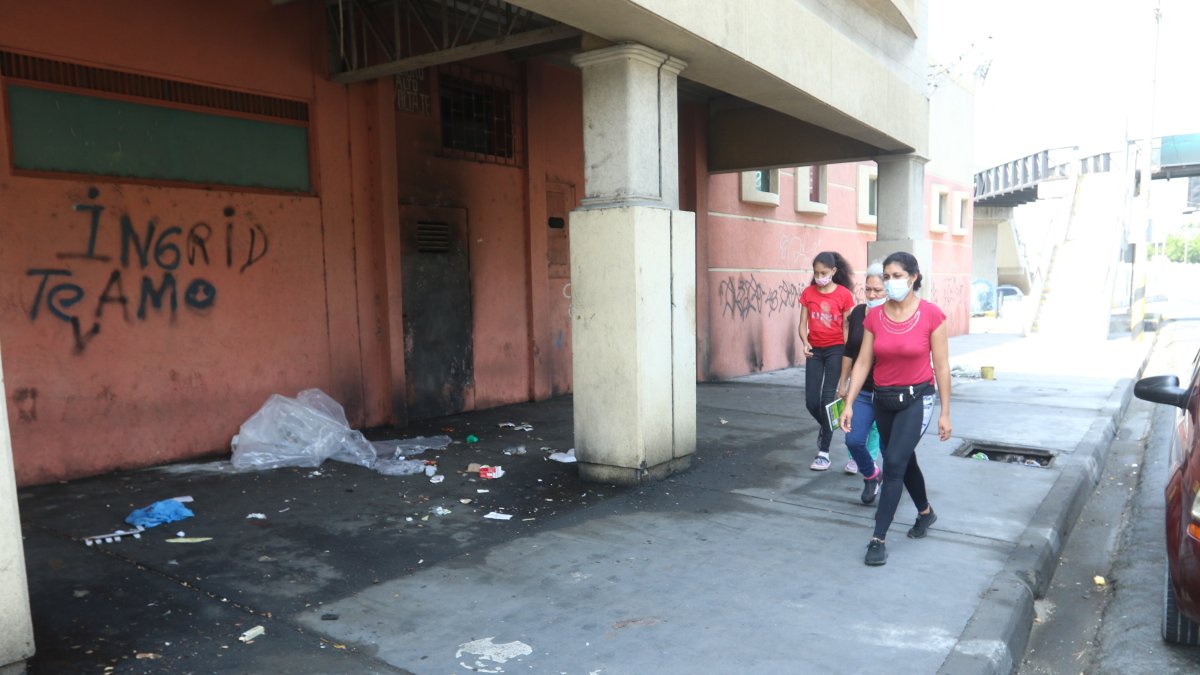 Hecho. En algunos tramos de la calle Julián Coronel, los peatones tienen que taparse la nariz con lo que pueden para cruzar las zonas fétidas.