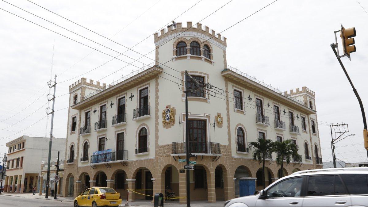 El Castillo José Martínez Espronceda está ubicado en las calles Eloy Alfaro y Venezuela.