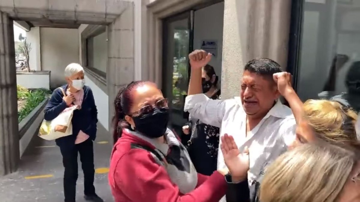 Libertad. A la salida de la Corte Nacional Luis Guanotasig no pudo contener sus lágrimas luego de que el tribunal ratificara su estado de inocencia.