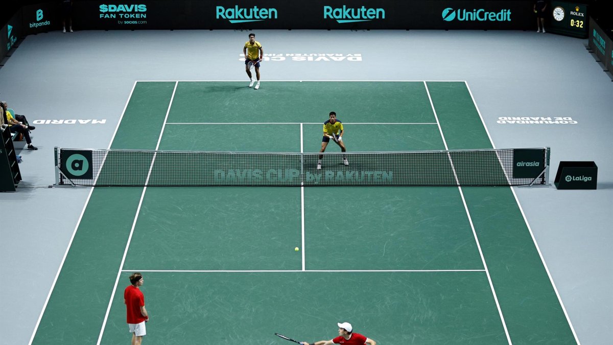 Los ecuatorianos Diego Hidalgo y Gonzalo Escobar (detrás) durante su partido de dobles ante los rusos Aslan Karatsev y Andrey Rublev de la fase final de la Copa Davis