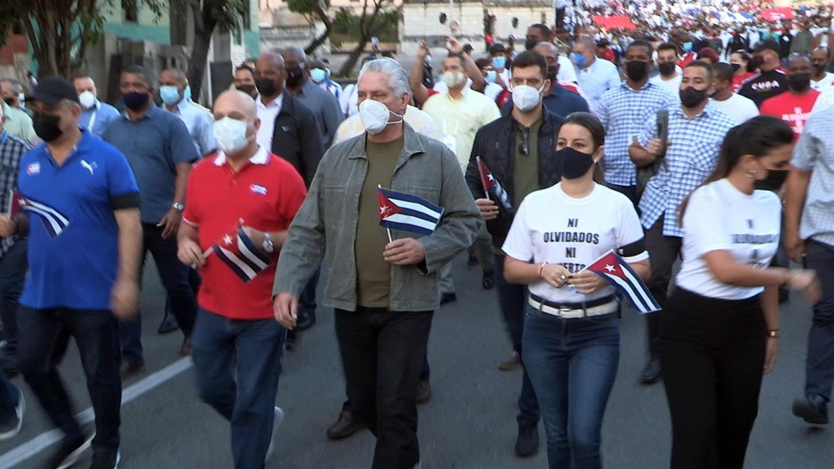 Con la presencia del presidente cubano, Miguel Diaz-Canel, miles de jóvenes cubanos marcharon este sábado como todos los años para conmemorar el fusilamiento de ocho estudiantes de Medicina el 27 de noviembre de 1871