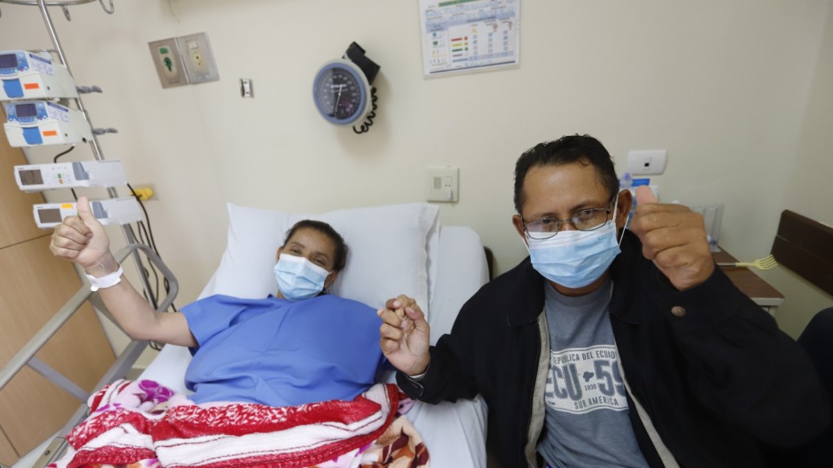 Felicidad. Magdalena Solís y Wilman Jiménez, beneficiarios de trasplantes de riñón, dicen estar ‘hermanados’ por ese donante que salvó sus vidas.