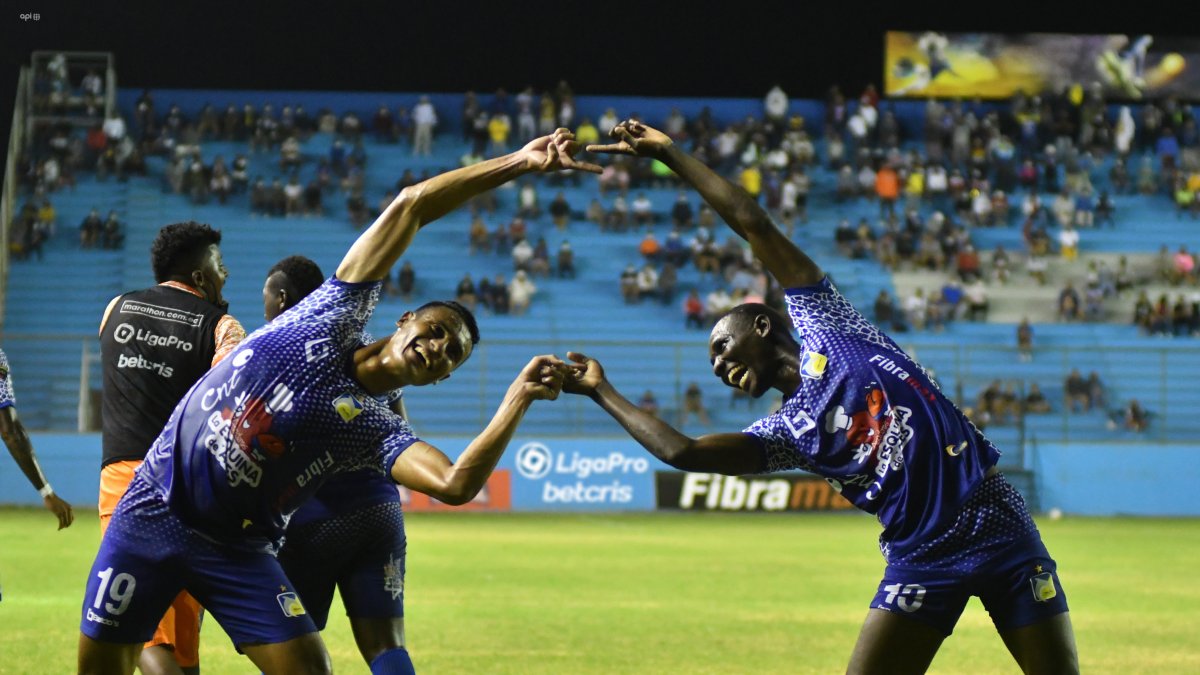 Los jugadores de Delfín celebran por el objetivo cumplido en la temporada.