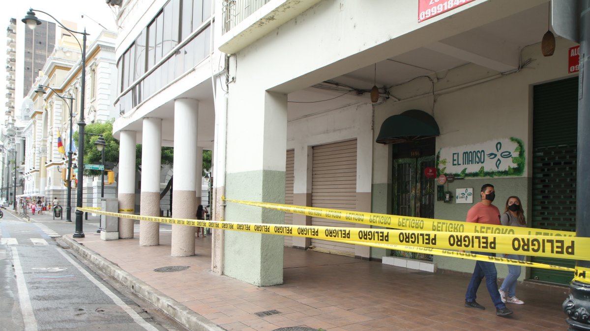 Escenario. Se acordonó la zona donde cayeron los escombros.  