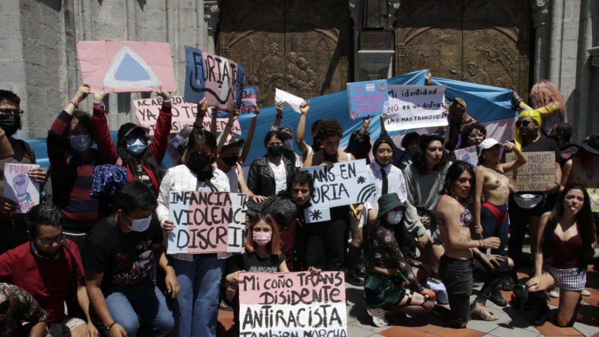 La comunidad LGBTI se tomó la plaza de la Basílica de Quito.