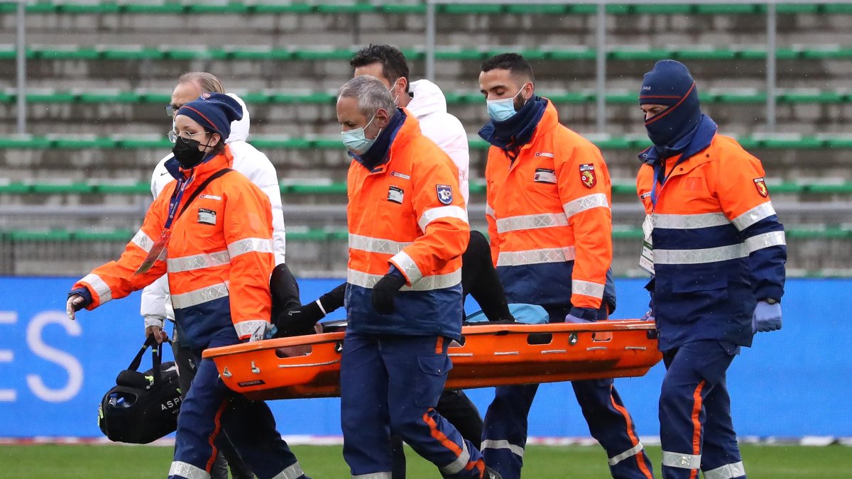 Neymar, jugador brasileño del PSG, deja el campo en camilla tras una dura entrada.