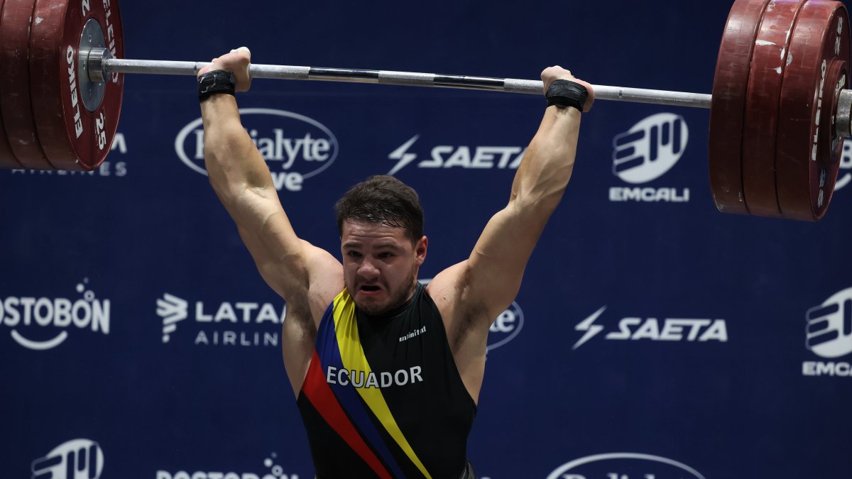 Iván Escudero, pesista ecuatoriano, demuestra su fortaleza y técnica en Cali, donde ganó una medalla de oro en los Juegos Panamericanos Junior.