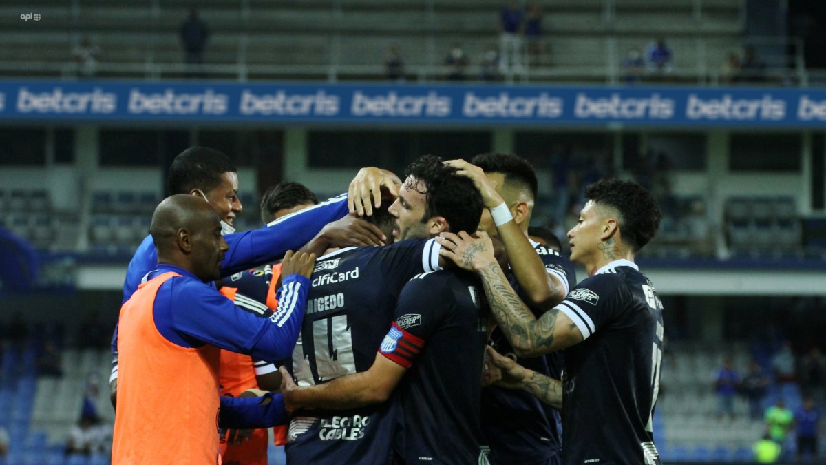 Los jugadores de Emelec celebran uno de los goles ante el Manta en el cierre de la segunda etapa de la LigaPro.
