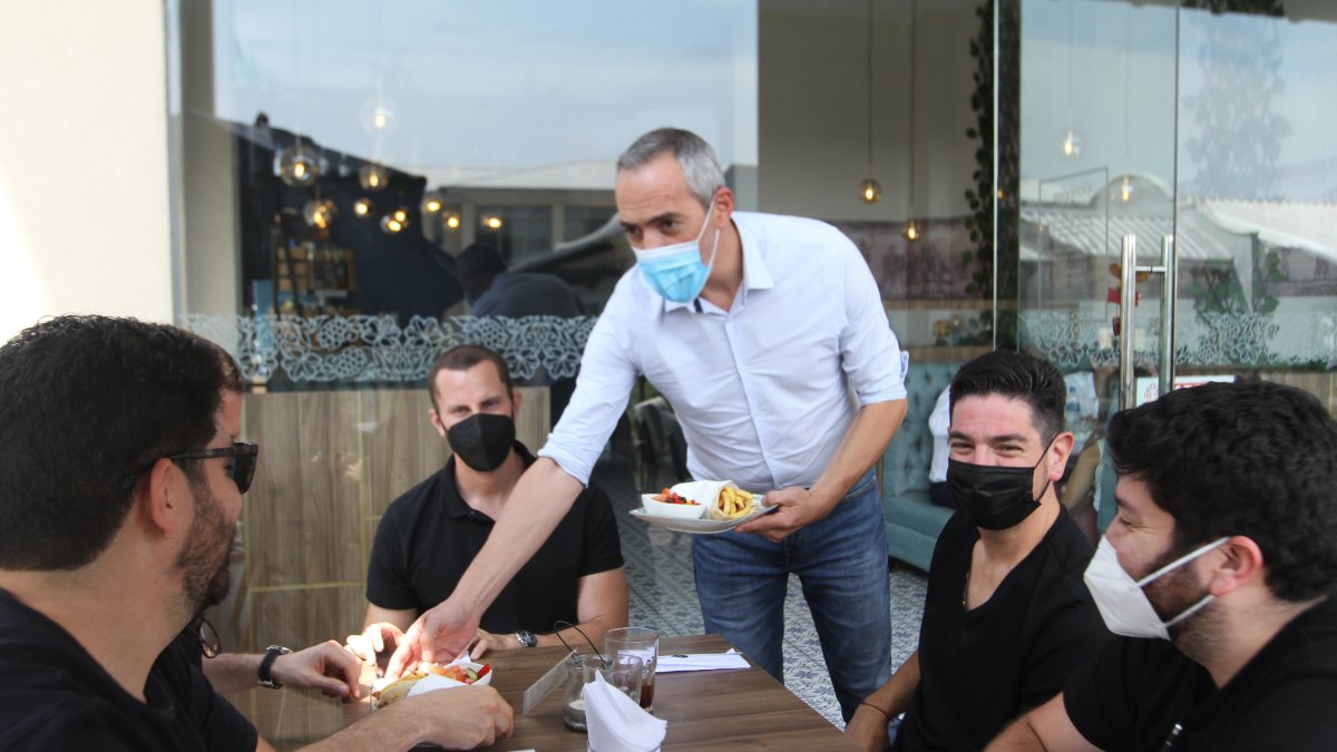 Impulso. Georgios Poullou atiende personalmente en su local, en La Puntilla.