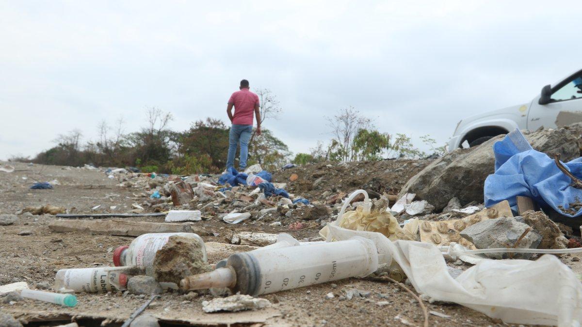 Botadero. En la avenida 64 N-O de la cooperativa Janeth Toral está ubicado el basurero improvisado, donde se puede observar claramente deshechos hospitalarios.
