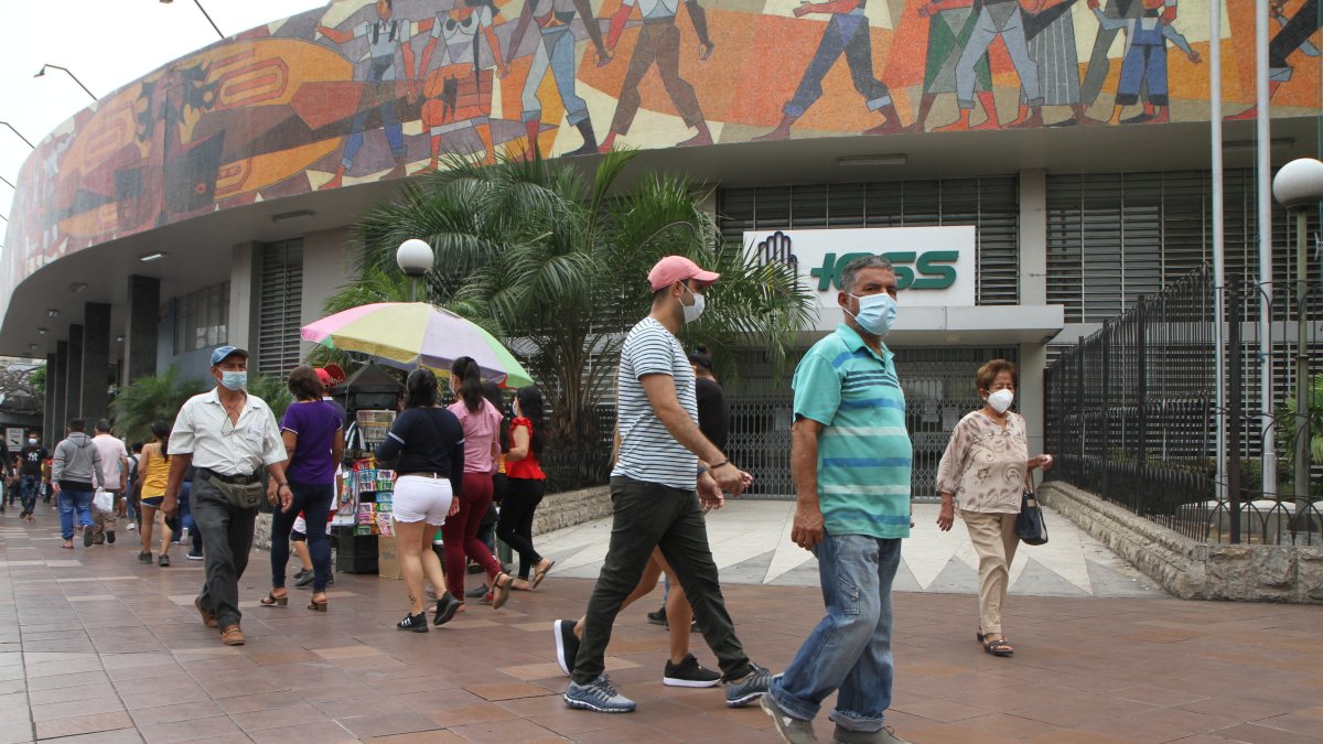 La seguridad social se mantiene tomando fondos del BIESS para completar los pagos de pensiones a los afiliados y jubilados de la seguridad social.