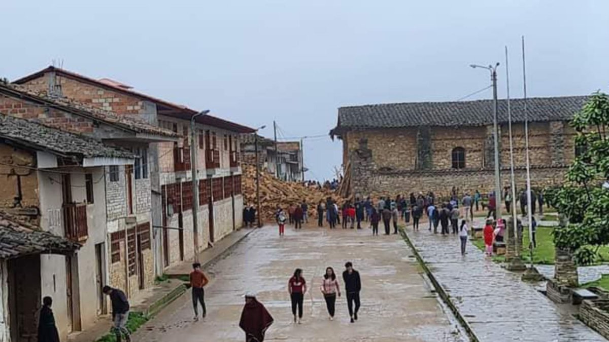 Chachapoyas. La reconocida torre de la Iglesia del distrito de La Jalca Grande, construida en el siglo XVI y considerada Patrimonio Histórico del Perú, se derrumbó a consecuencia del fuerte sismo.