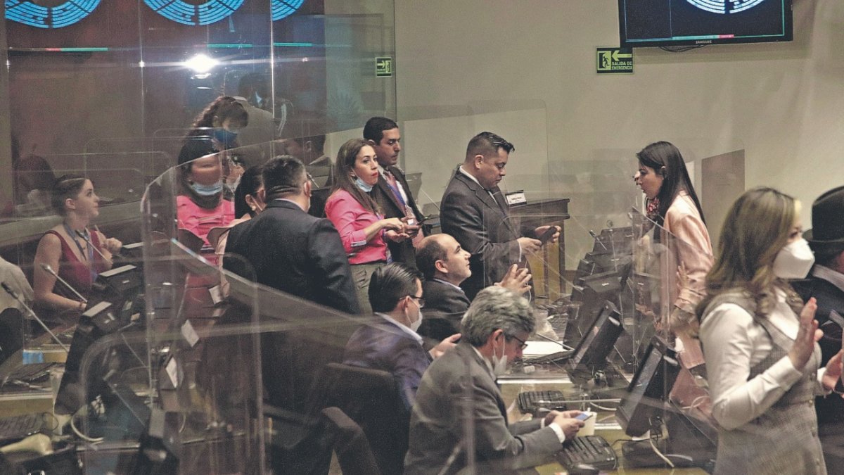 Sesión. Miembros de la bancada de UNES durante una de las sesiones del Pleno de la Asamblea Nacional