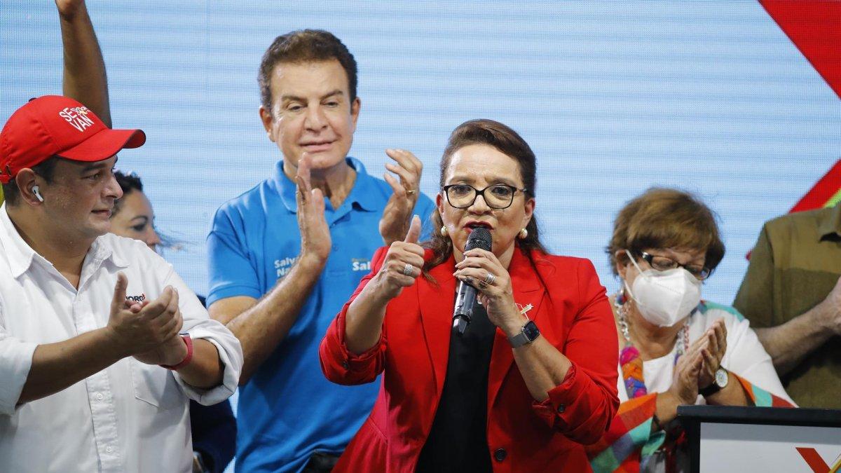 La candidata presidencial hondureña Xiomara Castro (3d) fue registrada al dar una declaración, tras conocerse los resultados parciales de las elecciones de este domingo, en Tegucigalpa (Honduras).
