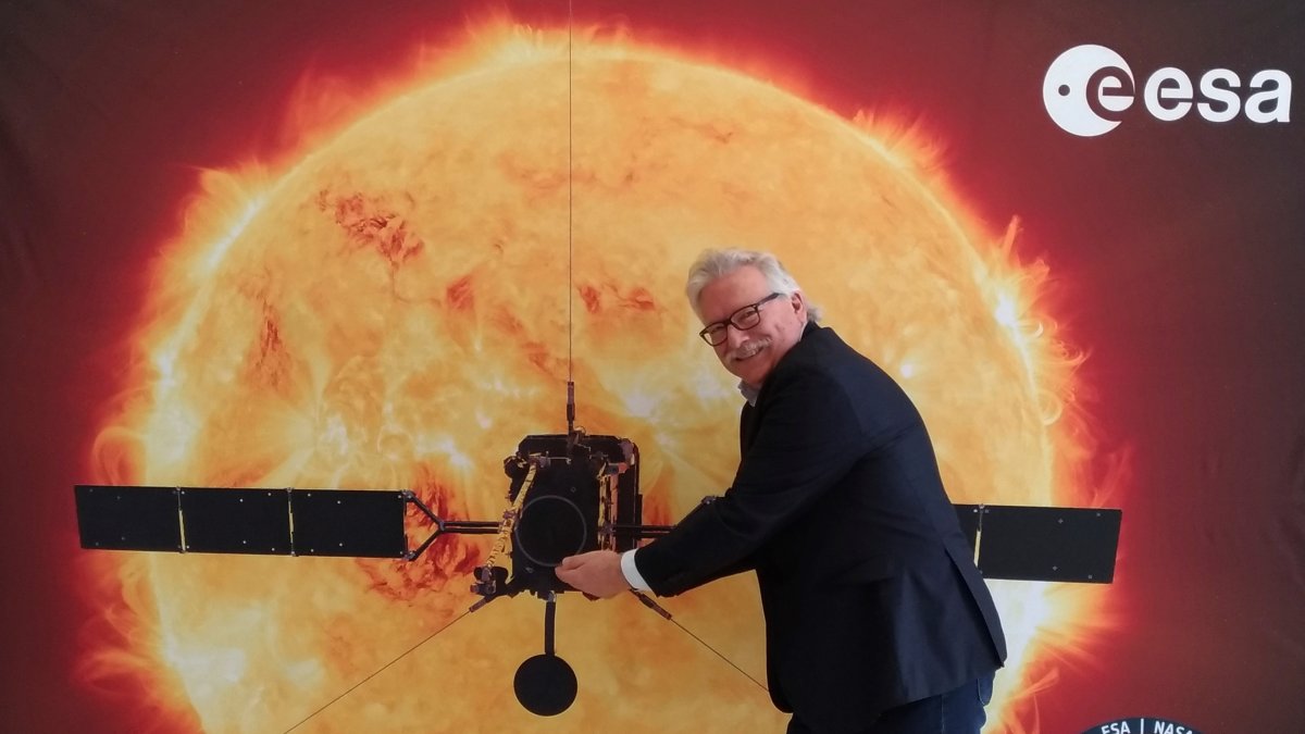 En una imagen de archivo, el director de Ciencia de la Agencia Espacial Europea (ESA), Günther Hasinger, posa para Efe, con motivo del despegue de la misión Solar Orbiter hacia el Sol.